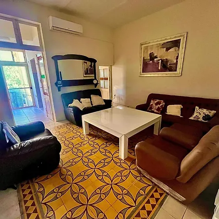 Spacious In Traditional Maltese Townhouse 4*